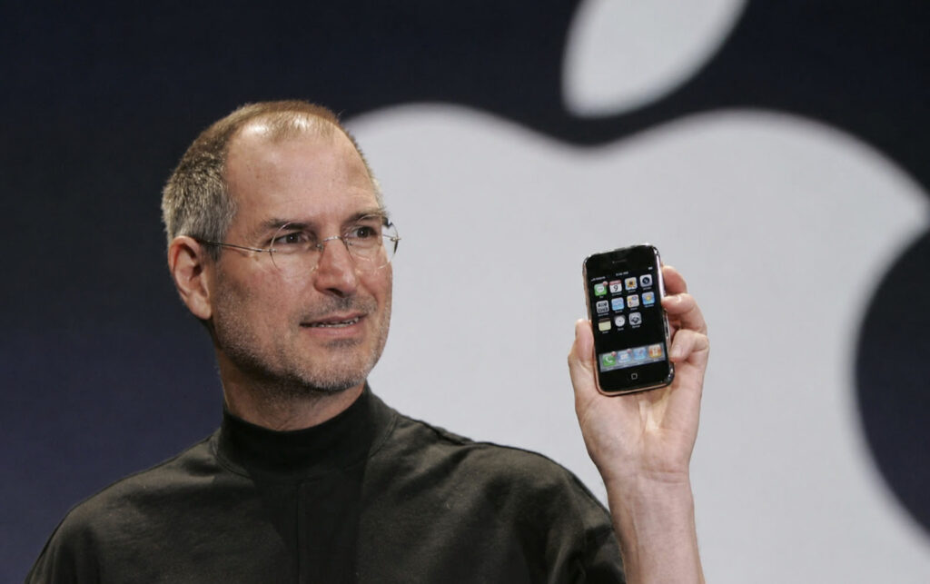 BlackBerry : ses téléphones sont morts, mais la marque a survécu 2 steve jobs iphone 2007 | BlackBerry : ses téléphones sont morts, mais la marque a survécu
