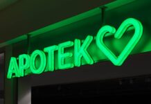 Un panneau publicitaire influencé par son environnement