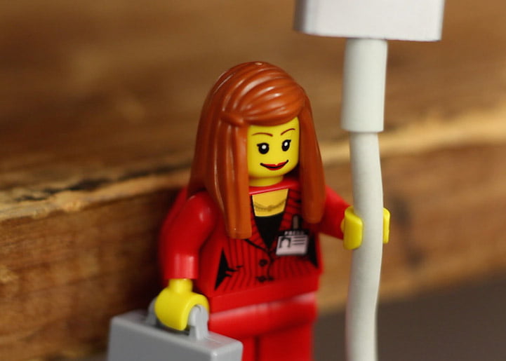 lego porte cable 5 | Astuce : utiliser les bonshommes Lego pour tenir vos câbles