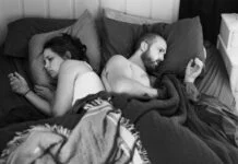 Un photographe enlève les smartphones sur ses photos Angie-and-Me