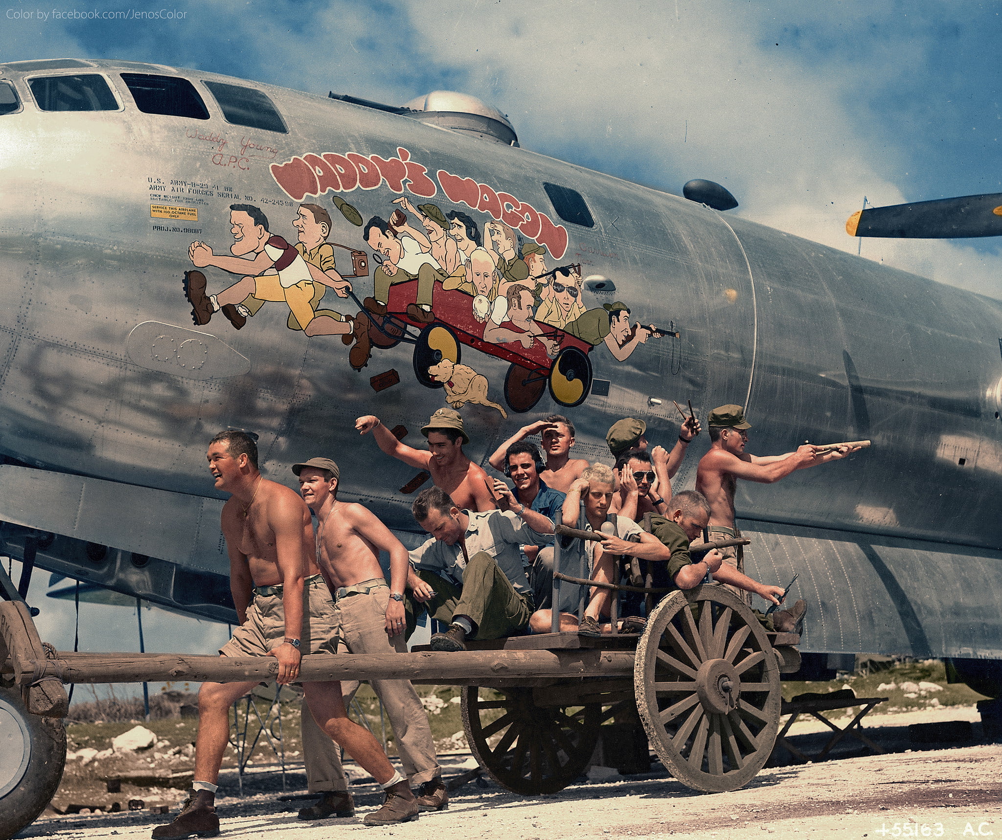 Le Capitaine Walter "Waddy" Young et son équipage devant leurs caricatures sur leur bombardier B-29, 24 novembre 1944