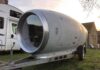 Cet homme transforme une nacelle de réacteur d’avion en caravane pour ses vacances en famille ! nacelle caravanne 3