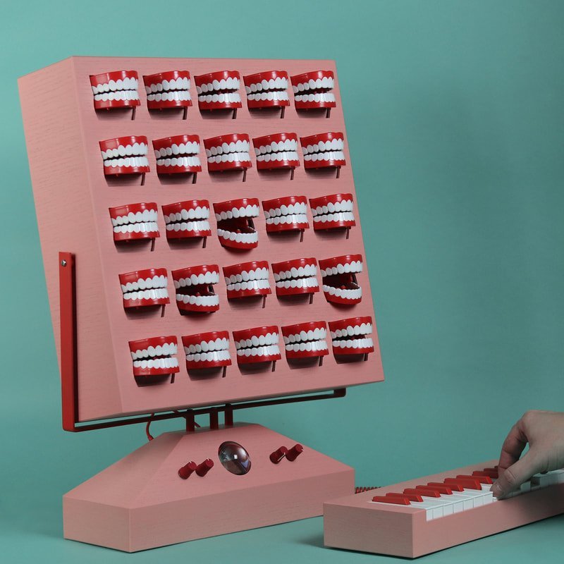 Un synthétiseur vocal conceptuel réalisé avec des dentiers