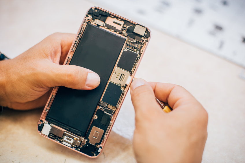 faire reparer telephone domicile 2 | Pourquoi faire réparer son téléphone à domicile par un réparateur expert ?
