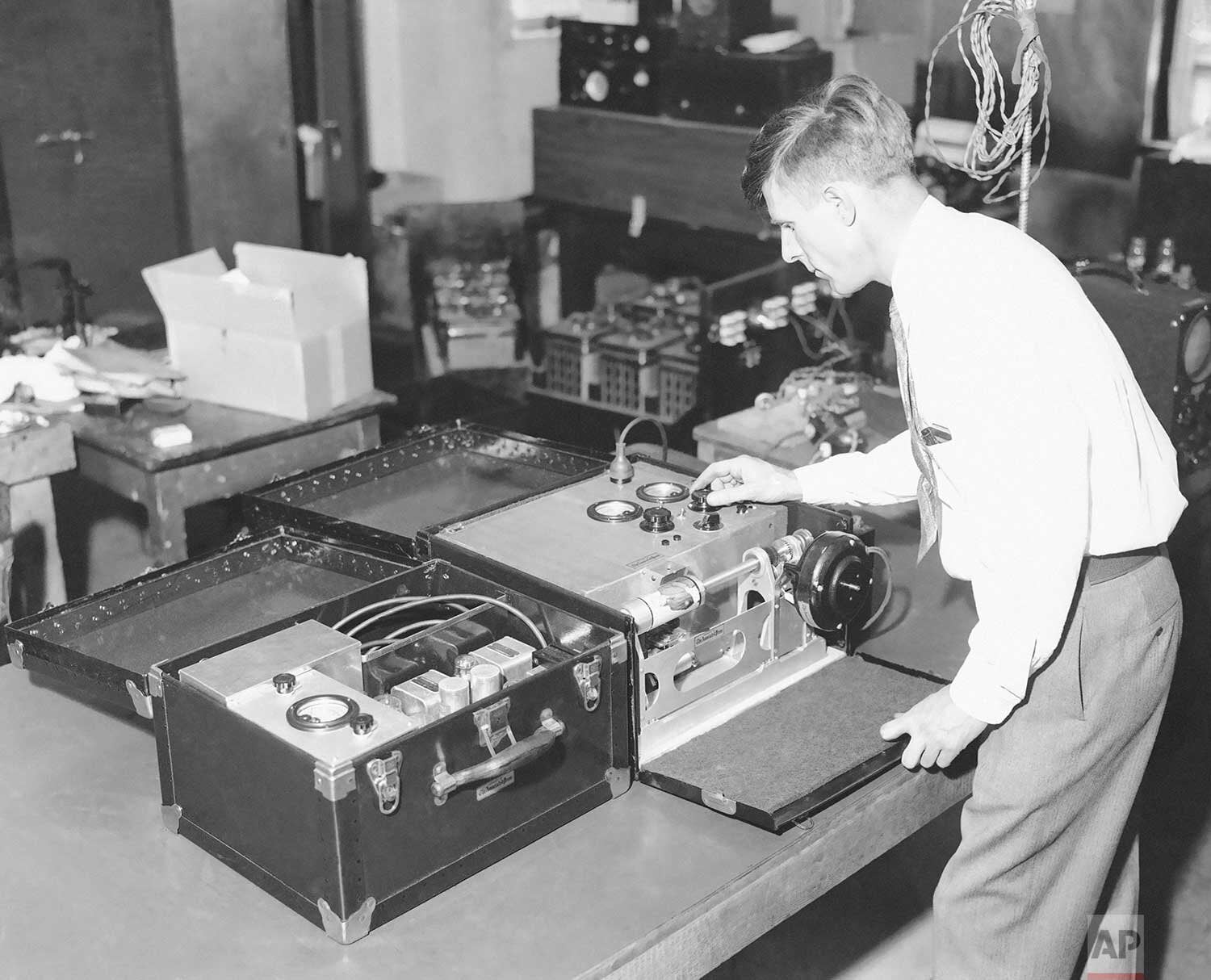 Un employé d'AP non identifié travaille sur une machine Wirephoto