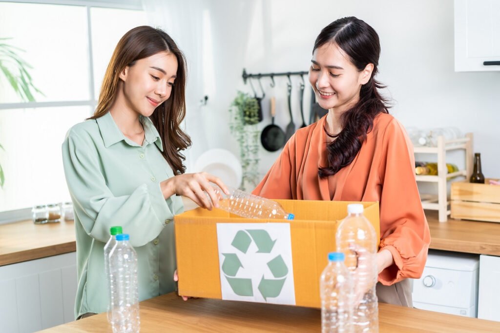 1 deux femmes triant leurs dechets plastiques | Écologie et durabilité : comment le conditionnement peut révolutionner les différents marchés ?