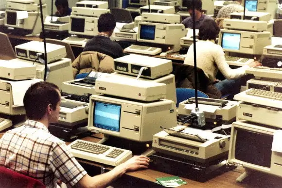 Des ordinateurs beiges à perte de vue à l'Université du Michigan
