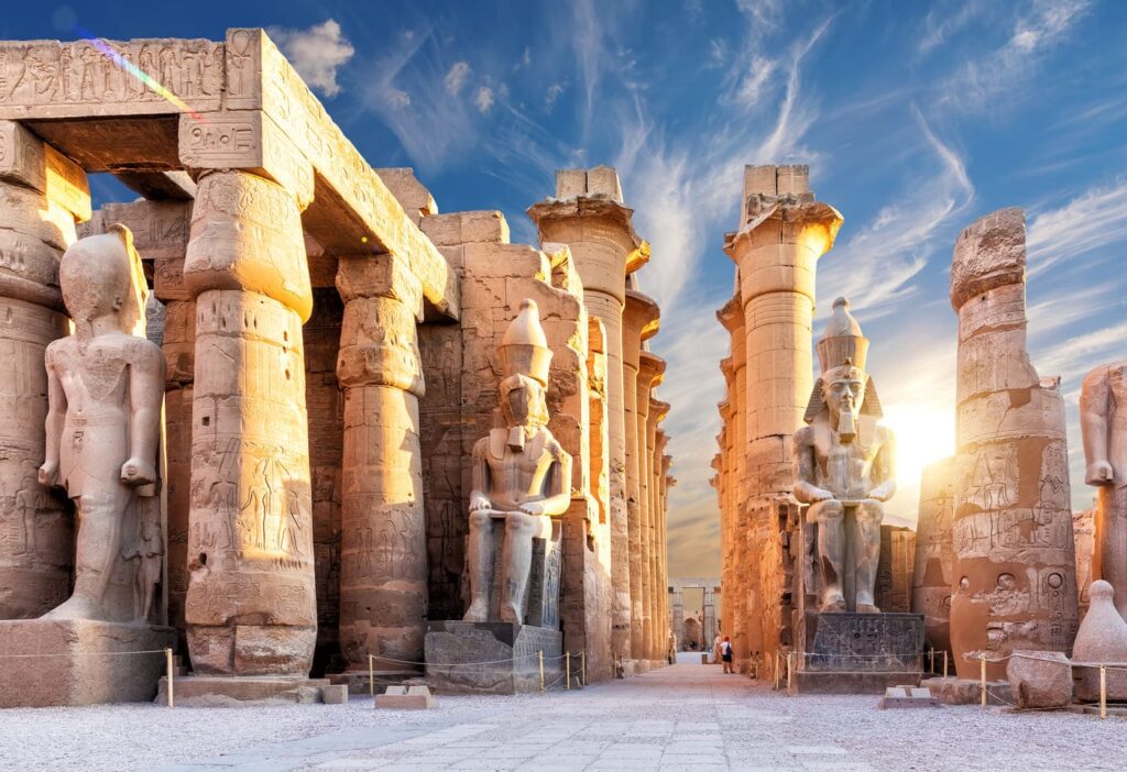 temple de louxor | Percez les secrets des pharaons : Plongez dans la riche histoire de l'Égypte grâce à avec un voyage organisé en Égypte