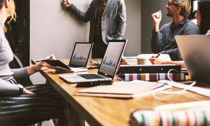 Comment la technologie transforme des processus complexes en routines simples