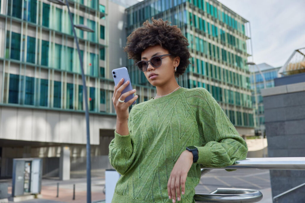 femme smartphone | Melbet en Côte d’Ivoire : légalité, limites de mise, retraits Wave & Mobile Money, sécurité du compte