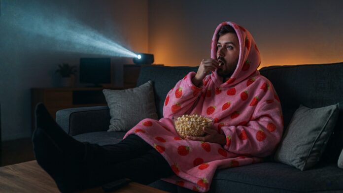 Mode d’emploi pour une soirée série cosy (et économique) : transformez votre salon en petit cinéma maison !