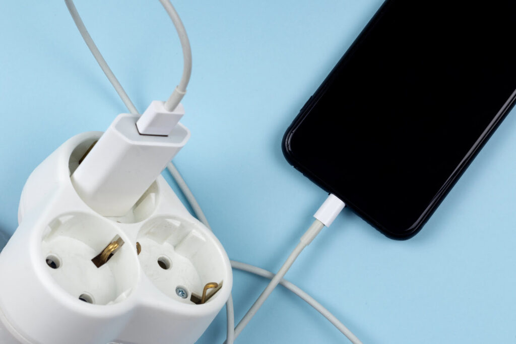 Pourquoi votre iPhone charge lentement et comment y remédier 1 iphone en charge | Pourquoi votre iPhone charge lentement et comment y remédier