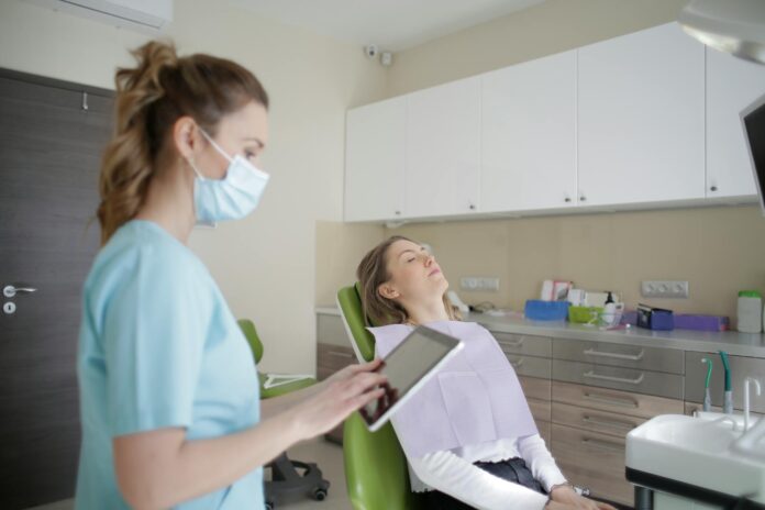 Raisons pour lesquelles il est important de consulter régulièrement un dentiste