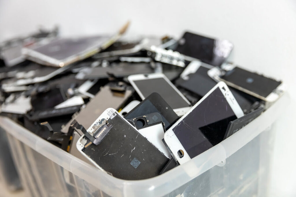 recyclage smartphone | Recycler un vieux téléphone : 10 idées ingénieuses pour lui offrir une nouvelle vie