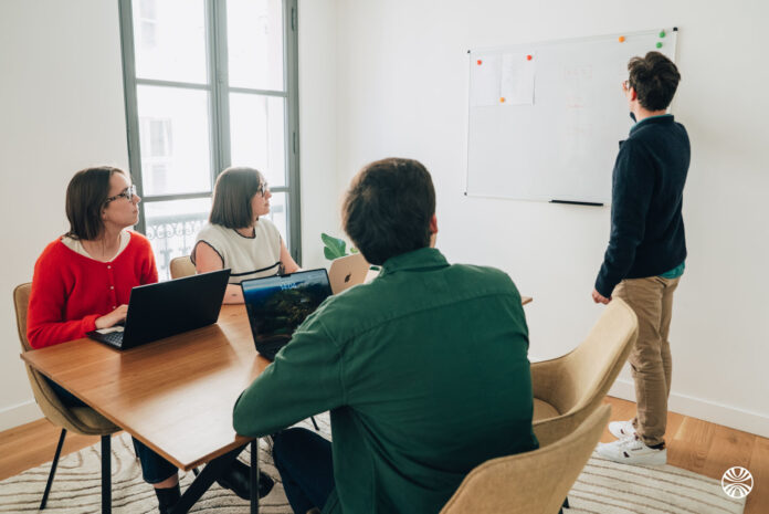 integration-agents-ia-galadrim Intégration d'agents IA en entreprise : pourquoi le sur-mesure s'impose face aux SaaS génériques