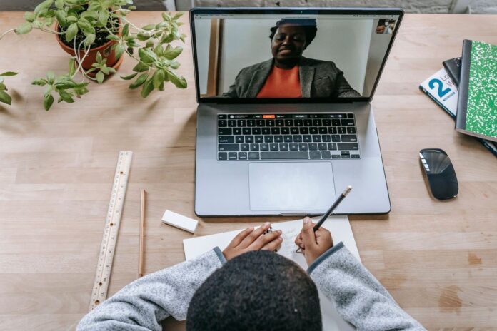Comment l'apprentissage en ligne transforme l'éducation